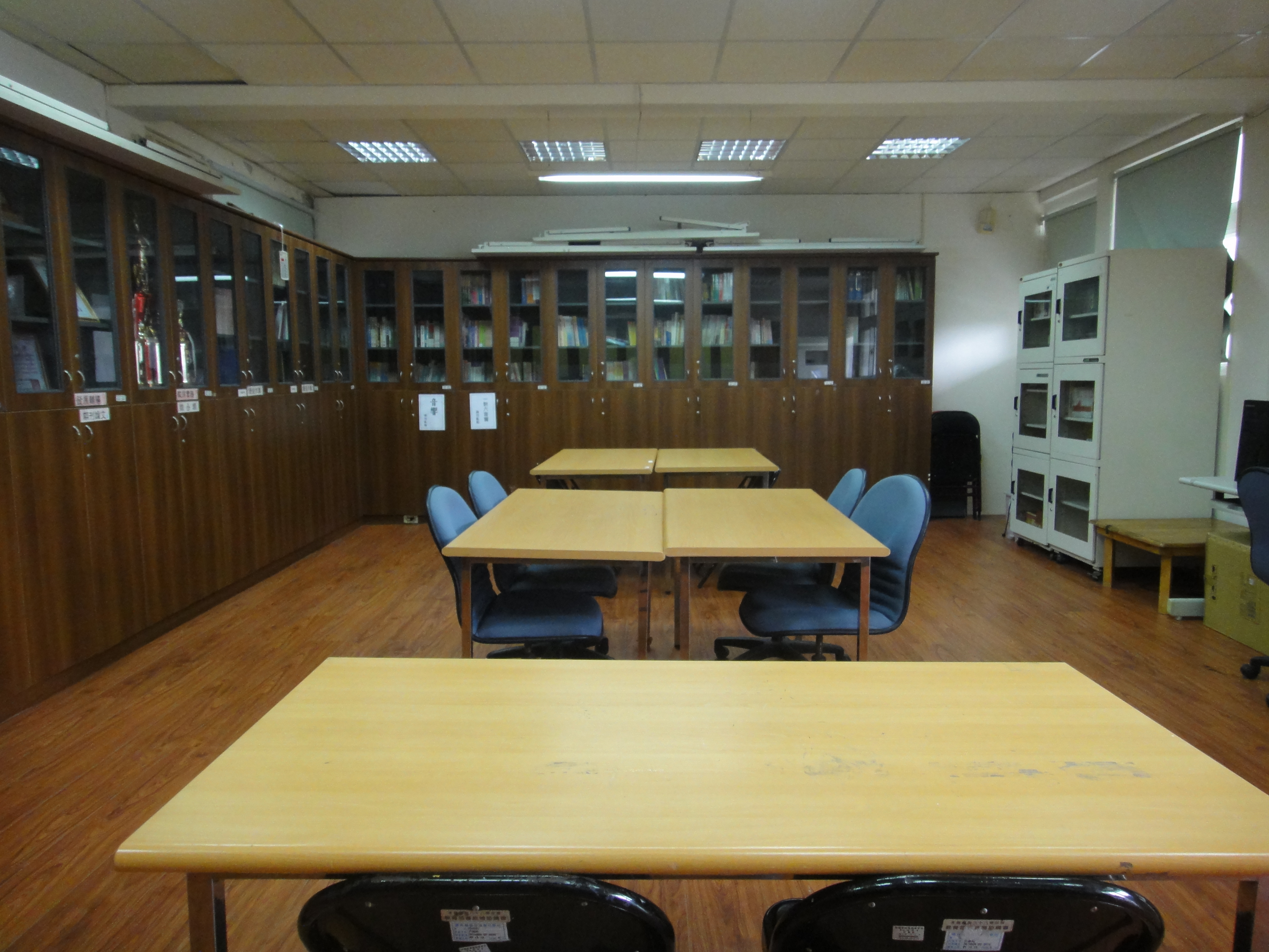 圖書資源室(B201)：系學會會議室
